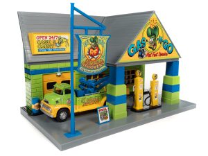 AUTO WORLD 1:48 RAT FINK GARAGE WITH 1:32 TOW TRUCK SET