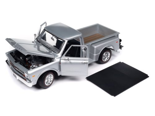 Auto World 1968 Chevy C10 Pickup Stepside 1:18 Scale Diecast - Image 2